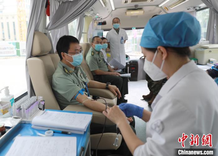 西部战区总医院紧急组织全体医护人员为地震伤员献血，做好伤员临床用血保障。　韦世铭 摄