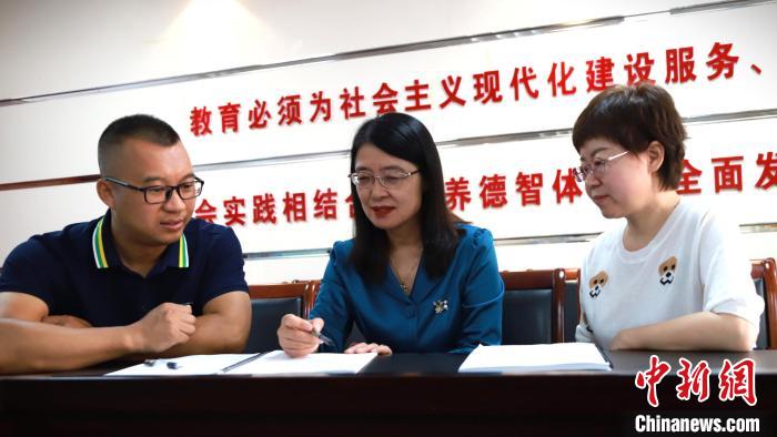 图为于秀娟为青年教师“指点迷津”。　陈先达 　摄