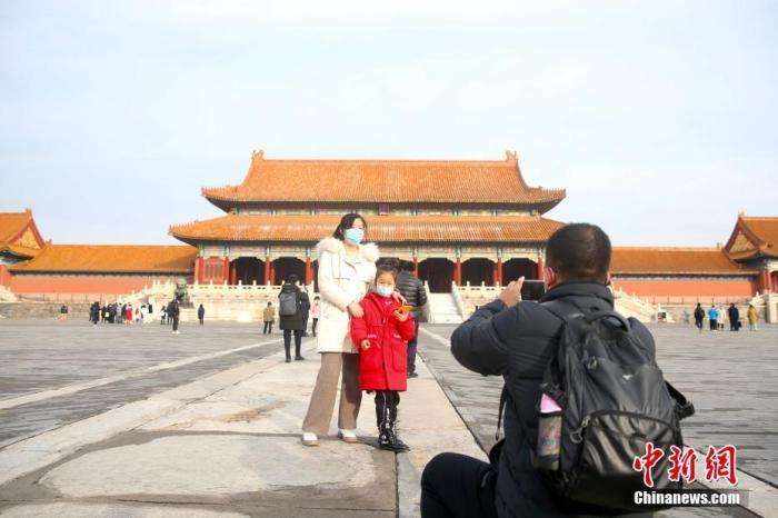 资料图:参观者带孩子在故宫博物院合影留念。 <a target='_blank' href='/'>中新社</a>记者 易海菲 摄 资料图:参观者带孩子在故宫博物院合影留念。 <a target='_blank' href='/'>中新社</a>记者 易海