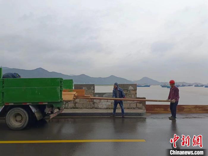 象山县石浦镇进行防汛加固。 芦忆寒供图 象山县石浦镇进行防汛加固。 芦忆寒供图