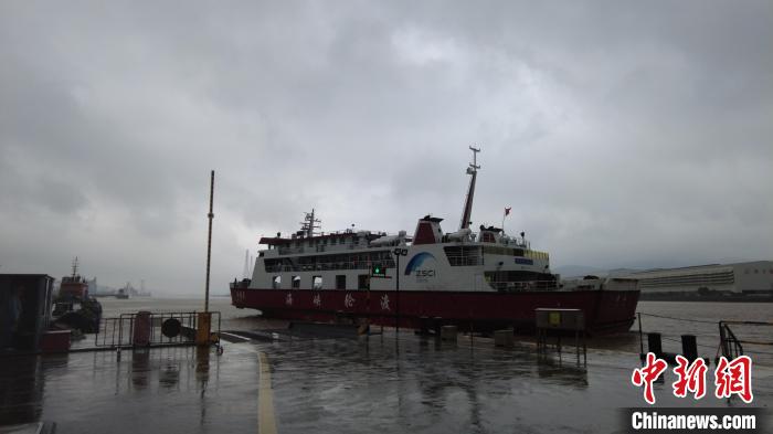 海事护航客渡运船舶靠泊。 麻宏宇供图 海事护航客渡运船舶靠泊。 麻宏宇供图