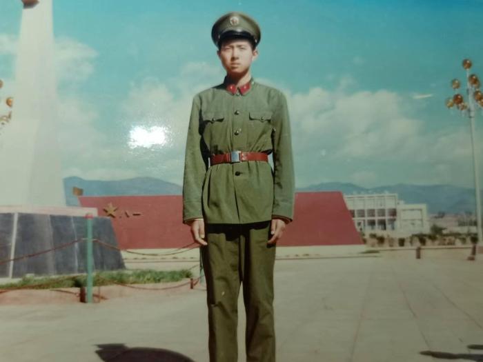 图为1987年，王强在服役的部队营区外留影。　云南腾冲出入境边防检查站供图