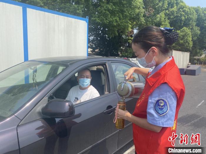 高速上的别样坚守：舍小家团圆温暖民众中秋归家路