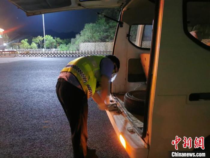 浙江省交通集团未来城收费站工作人员楼钧楠为司机更换备胎。　范晓晓 供图