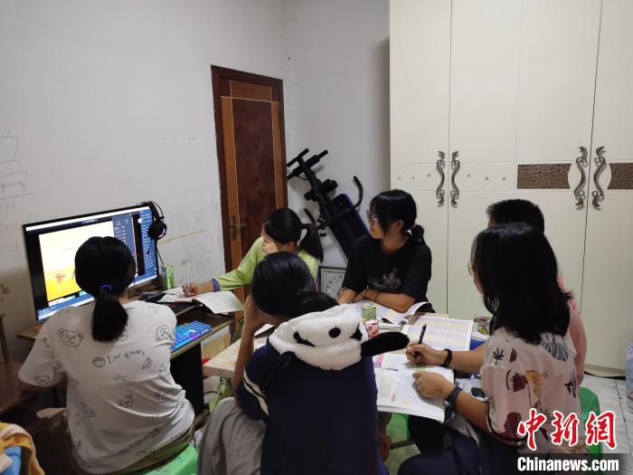 图为孩子们在上网课。　红花岗区融媒体中心供图