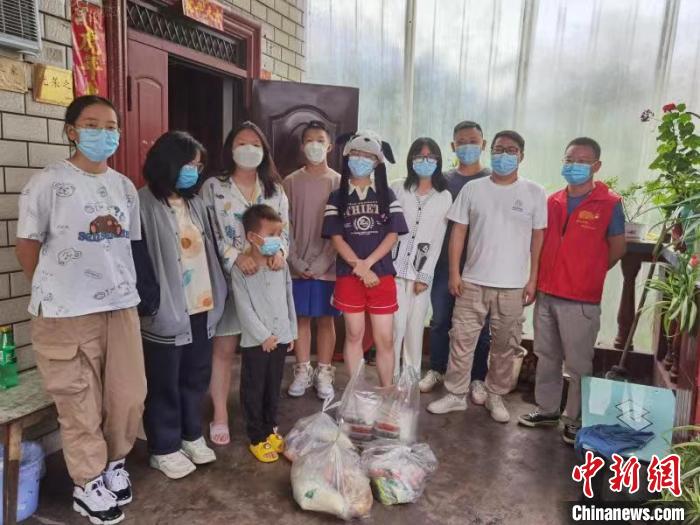 遵义：疫情之下六个孩子的“临时父母”