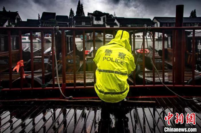 在晨光游艇码头，民警对岸边停泊船只进行全方位检查。　上海警方供图