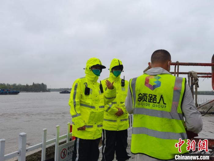 松江公安分局石湖荡派出所副所长郜海顺、民警唐佳辉在浦江之首排查风险隐患、检查防汛物资。　上海警方供图