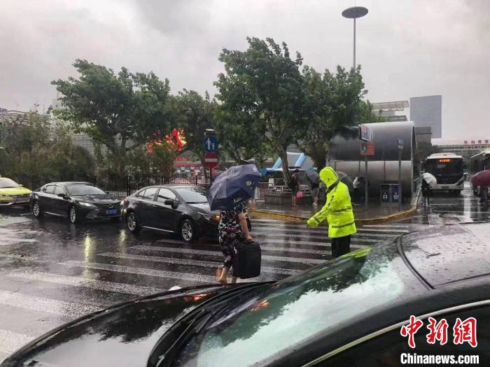 静安警方正保障长途客运总站秩序。　上海警方供图