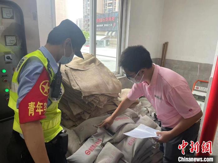 轨交公安会同运营企业对车站的防汛防台措施开展排查。　上海警方供图