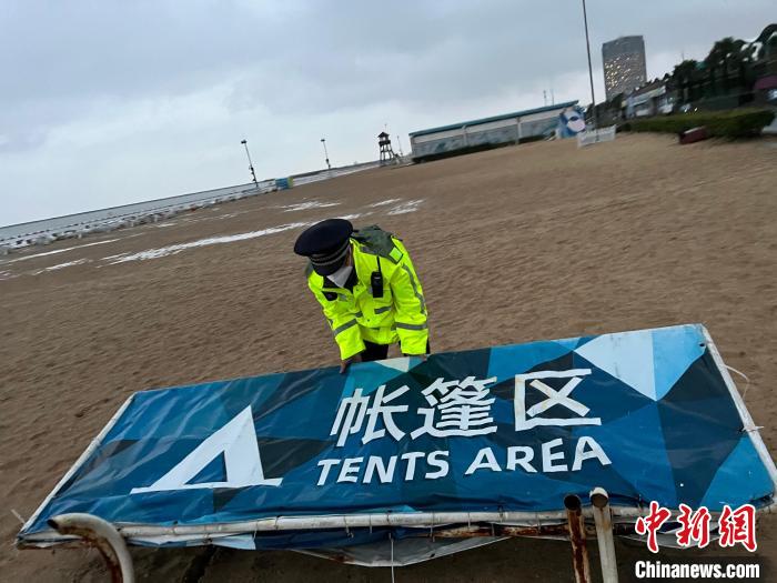 金山警方增派警力加强海堤区域的巡逻力度。　上海警方供图