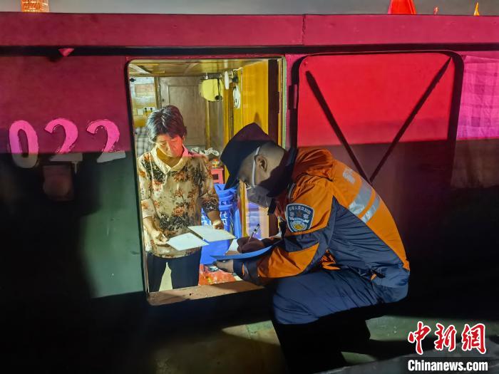 黄浦江上，公安艇对暂泊船只进行上船告知。　上海警方供图