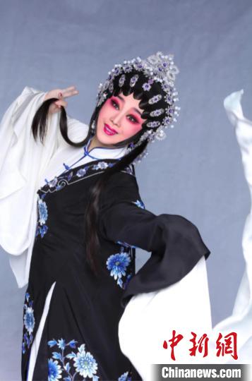 陈韵红进行粤剧表演 受访者 供图 陈韵红进行粤剧表演 受访者 供图