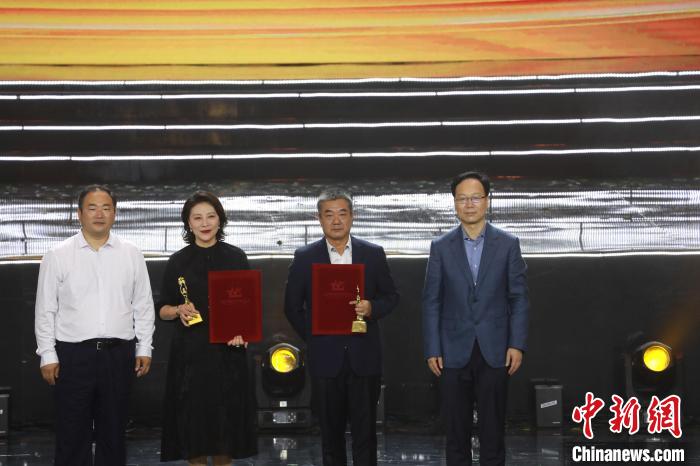 图为演员董勇(右二)、岳红(左二)斩获最佳男女演员。　彭文昌 摄