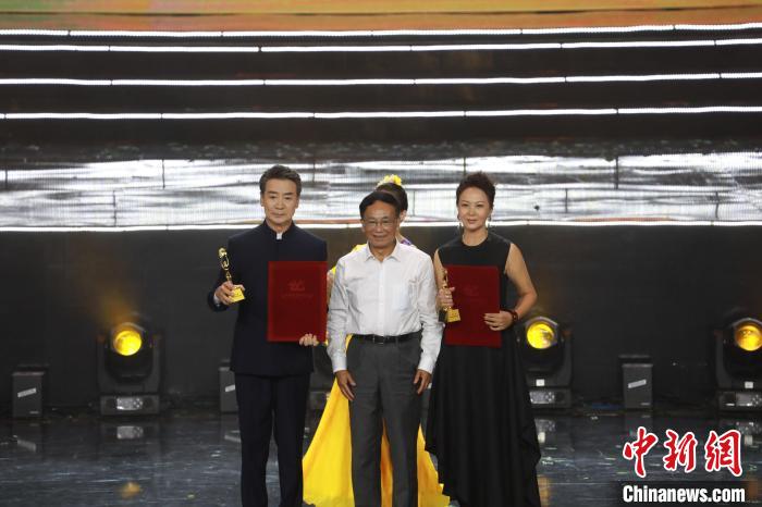 图为寇振海(左一)、赵越(右一)获得“最受观众喜爱的男(女)演员”。　彭文昌 摄