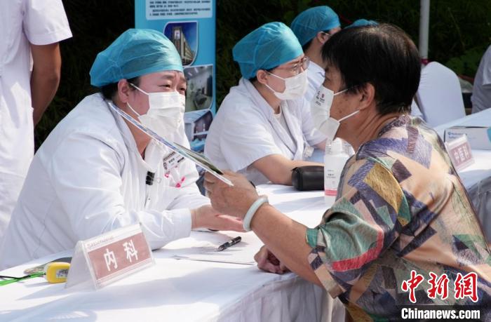 9月17日，北京第四届“社区邻里节”活动在全市同步开展。图为大兴区活动现场开展义诊。　北京市大兴区供图