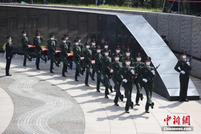 9月17日，第九批在韩中国人民志愿军烈士遗骸安葬仪式在沈阳抗美援朝烈士陵园举行。图为礼兵护送志愿军烈士遗骸棺椁进入安葬地宫。 <a target='_blank' href='/'>中新社</a>记者 于海洋 摄