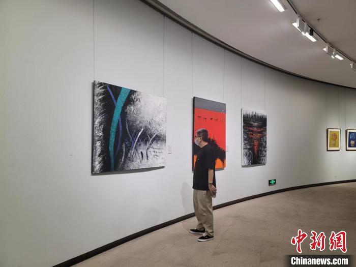 “美美与共—中拉艺术交流回顾展”开幕。 阿琳娜 摄 “美美与共—中拉艺术交流回顾展”开幕。 阿琳娜 摄