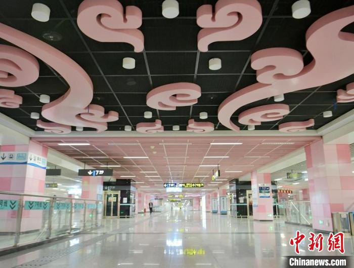 成都地铁车站一角。 刘忠俊 摄 成都地铁车站一角。 刘忠俊 摄