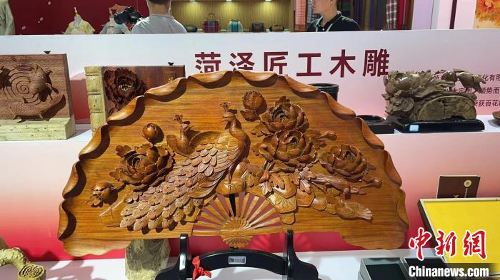 菏泽“家底”齐齐亮相,成为本届文旅博览会上的一抹靓丽色彩。 王浩 摄 菏泽“家底”齐齐亮相,成为本届文旅博览会上的一抹靓丽色彩。 王浩 摄