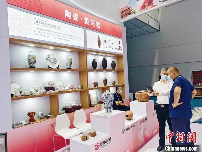 展区不仅有成品展列,还有工艺大师们现场创作,使观众感受底蕴深厚、流光溢彩的菏泽文化。 王浩 摄 展区不仅有成品展列,还有工艺大师们现场创作,使观众感受底蕴深厚、流光溢彩的菏泽文化。 王浩 摄