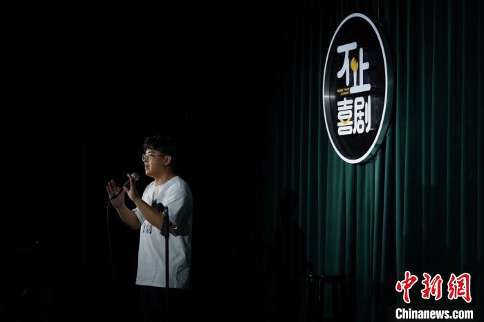 图为“云南艺术剧院·不止喜剧空间”演出现场，主理人吴杨担任主持人。　刘冉阳 摄