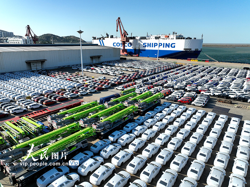 在江苏连云港港东方公司码头，一艘滚装船靠泊准备装运汽车。