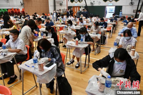 现场师生化身考古学家，体验考古乐趣。　李志华 摄