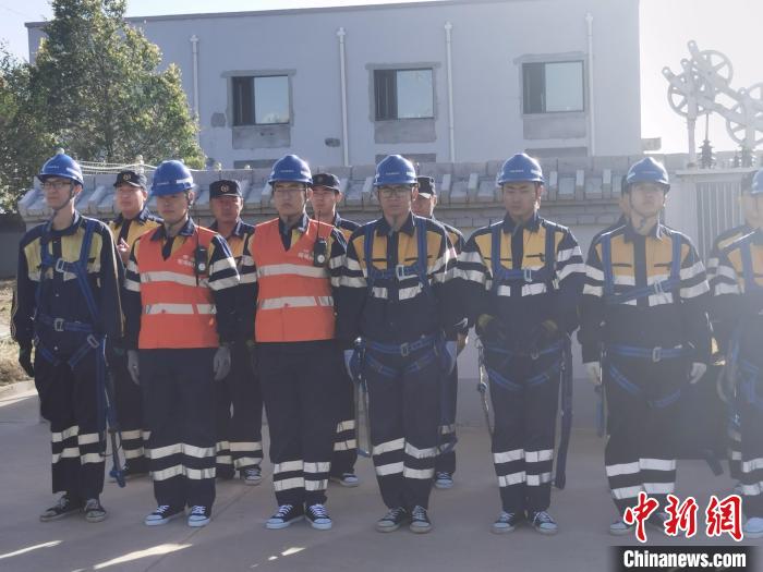 通讯：探访中国第七大沙漠深处的供电“铁军”：他们的青春在接触网上绽放