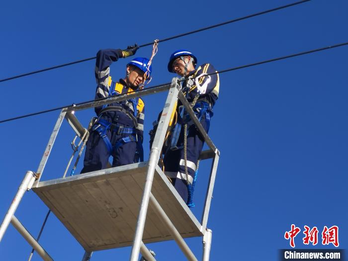 图为沙漠里的供电“铁军”。　李爱平 摄