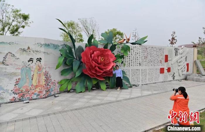 图为游客打卡三合湖湿地公园。　周星亮 摄