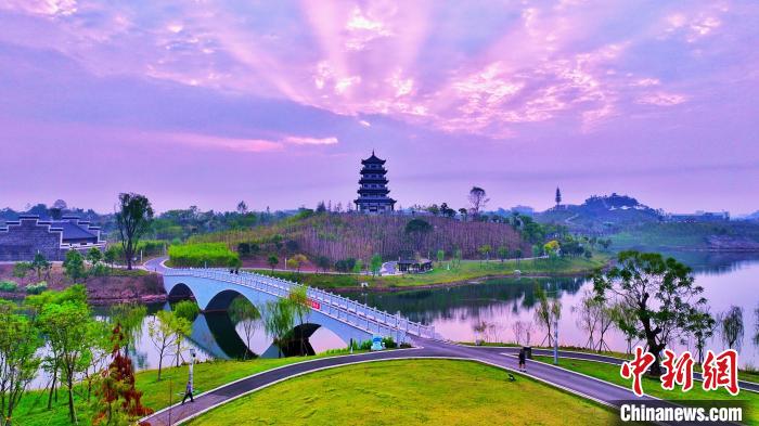 重庆垫江城郊山地“蝶变”生态文化公园