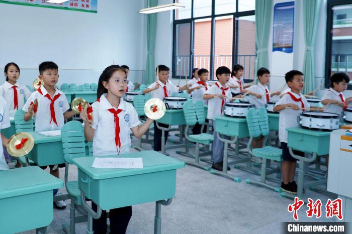 学生在学习乐器。　彭俊　摄