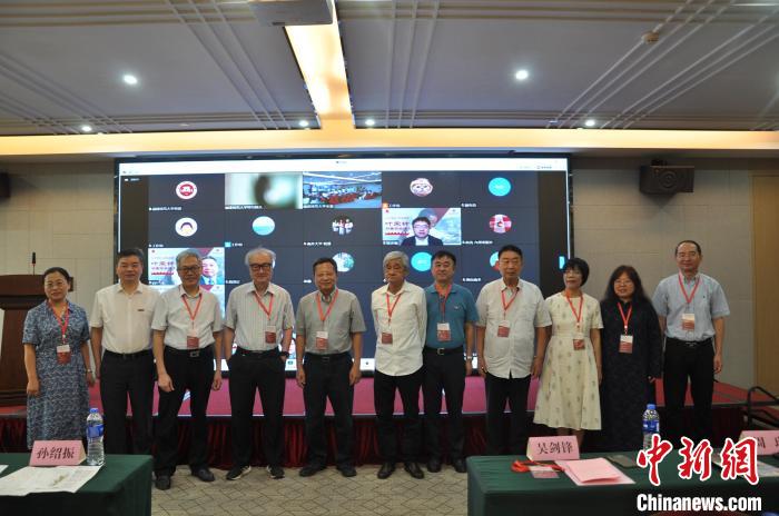 与会专家合影。　陈诗婕 摄