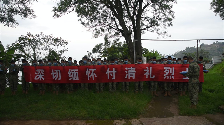 全体官兵脱帽默哀。王锦伟摄