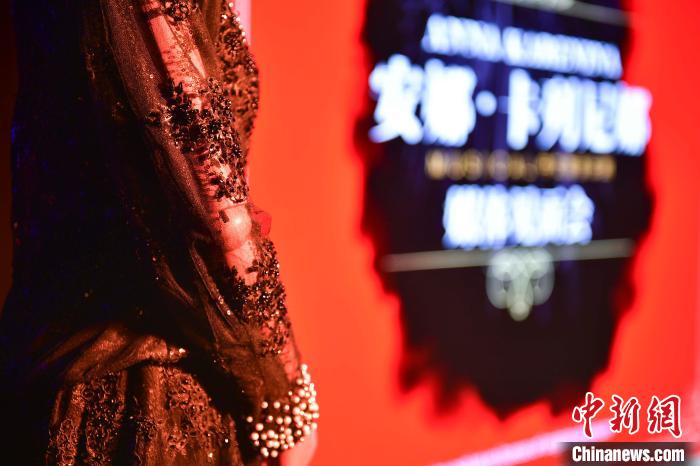 发布会现场展示的华丽服装 田雨昊 摄