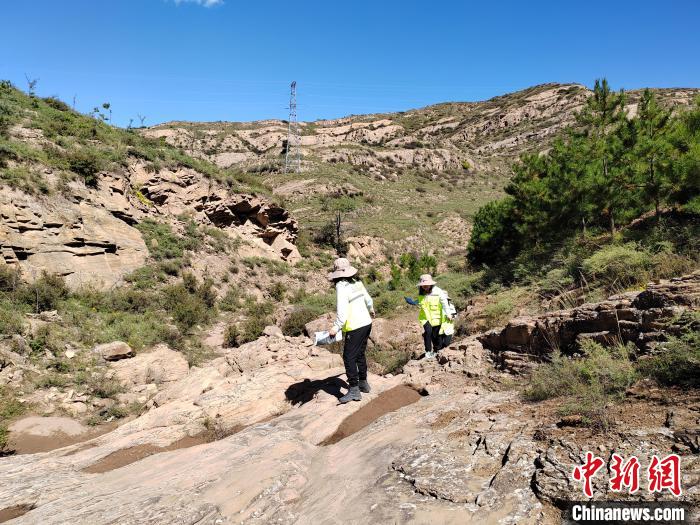 山西省测绘地理信息院第三测绘院的女测绘员野外实地踏勘。　高瑞峰 摄
