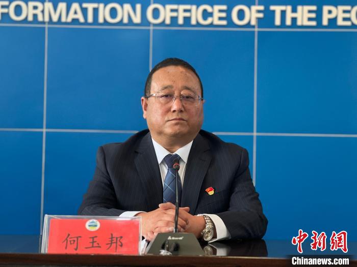 图为青海湖国家级自然保护区管理局局长何玉邦在发布会上介绍青海湖生态保护情况。 李江宁 摄 图为青海湖国家级自然保护区管理局局长何玉邦在发布会上介绍青海湖生态保护情况。 李江宁 摄