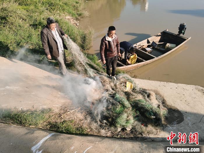 江西鄱阳湖保护区开展清网行动为越冬候鸟提供生态“食堂”