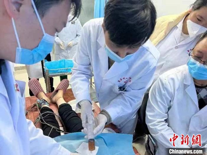 上海援青医生给高原带去福音：“大量心包积液”重症患者“足不出州”可获救