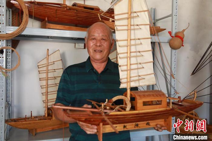 杜远慈制作的木船模型细节高度还原 向利 摄