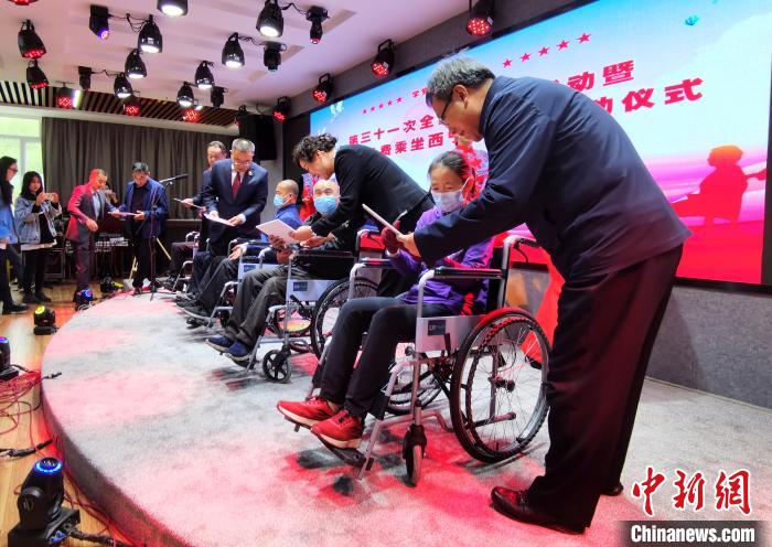 资料图为西宁市为残疾人朋友办理“爱心卡” 祁增蓓 摄