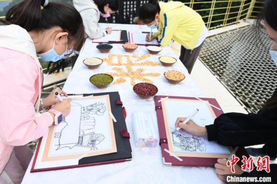 小学生们正在户外进行绘画。　陈超 摄