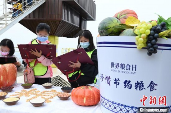 小学生们正在户外进行绘画。　陈超 摄