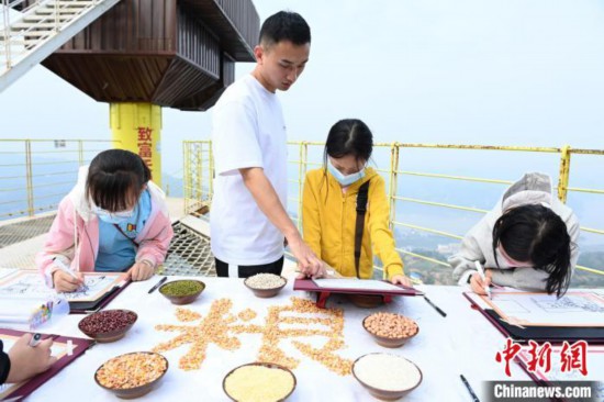 老师正在为学生进行指导。　陈超 摄