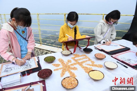 小学生们正在户外进行绘画。　陈超 摄