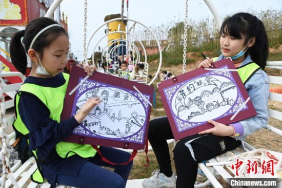 小学生们展示自己的作品。　陈超 摄