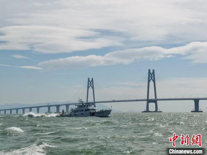 海事部门牵头在港珠澳大桥水域开展联合巡航行动