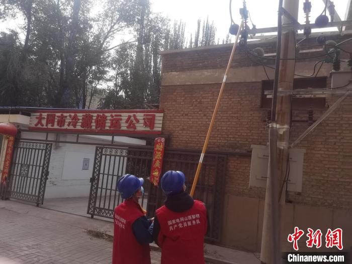 故障抢修。 刘伟 摄 故障抢修。 刘伟 摄