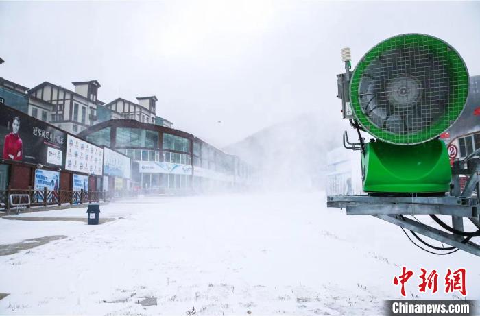 为迎接新雪季到来，崇礼当地滑雪场已开始造雪。　受访者供图